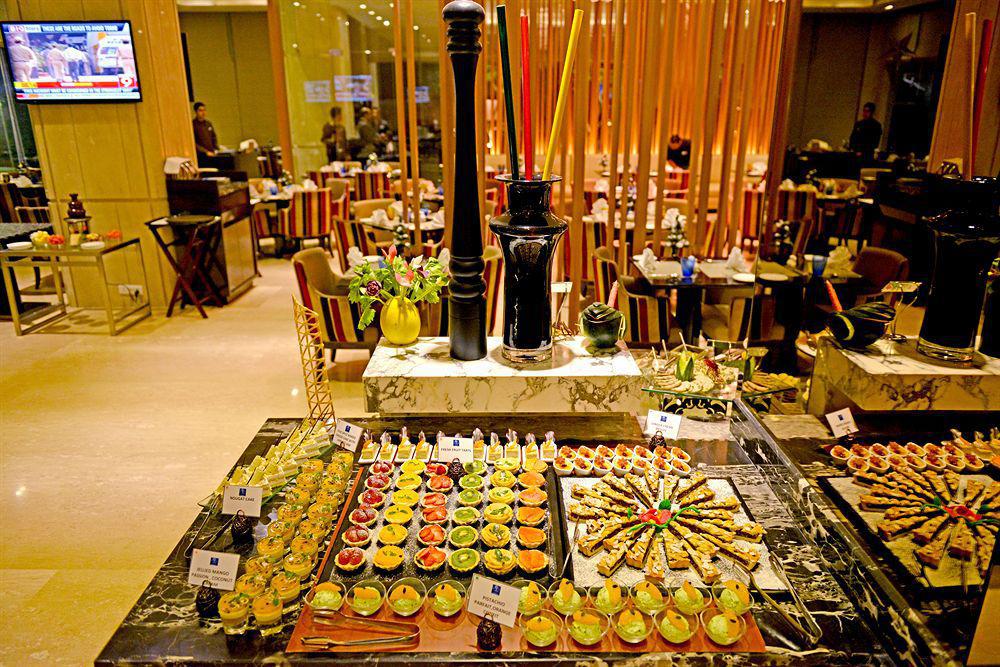 Radisson Blu Jaipur Hotel Ресторант снимка